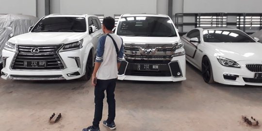 7 Mobil mewah bupati Hulu Sungai Tengah Abdul Latif 