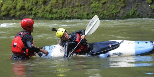 Keseruan berlatih kayak di Sungai Cianten