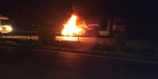 Truk tangki BBM terbakar di Tol Tangerang-Merak