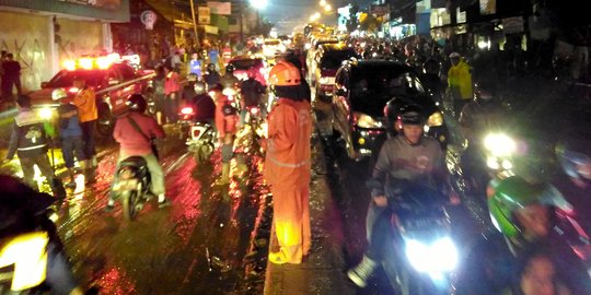 Lumpur sisa banjir genangi 20 rumah di Cicaheum Bandung