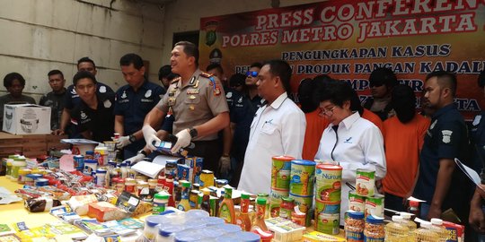 Polres Jakbar gerebek distributor gudang makanan kedaluwarsa di Cengkareng
