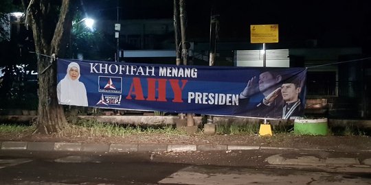 Spanduk 'Khofifah Menang, AHY Presiden' muncul di Surabaya