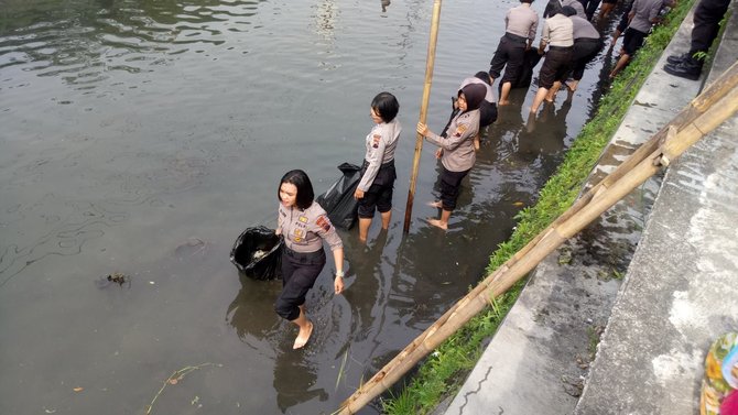 Peringati Hari Air Sedunia, Polwan cantik di Solo ramai 