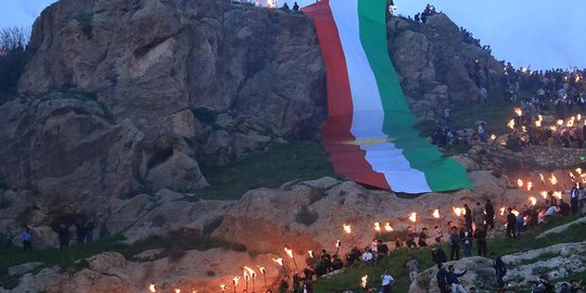 Suku Kurdi Iraq peringati hari Newroz dengan membawa obor