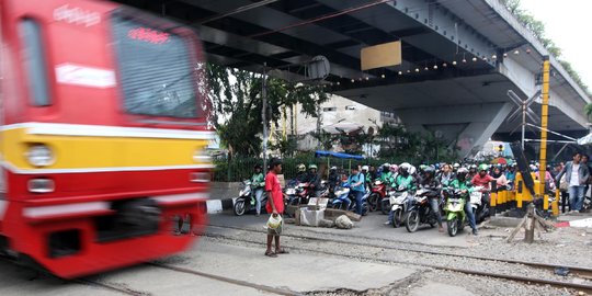 Perlintasan kereta tanpa palang pintu di Roxy bahayakan pemotor