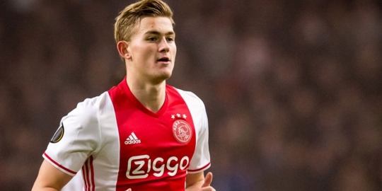 Barca siap Bayar mahal untuk bek 18 tahun dari Ajax
