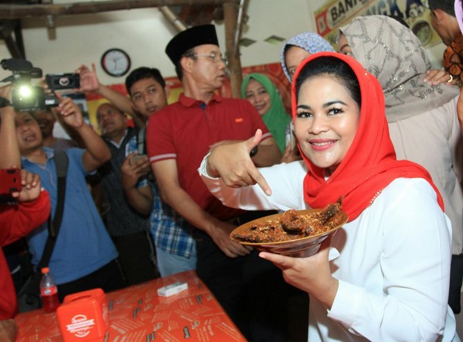 puti menikmati nasi jagung khas tuban