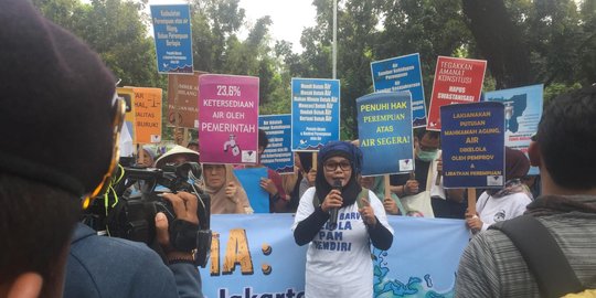 Puluhan emak-emak demo Anies minta hentikan swastanisasi air di Jakarta