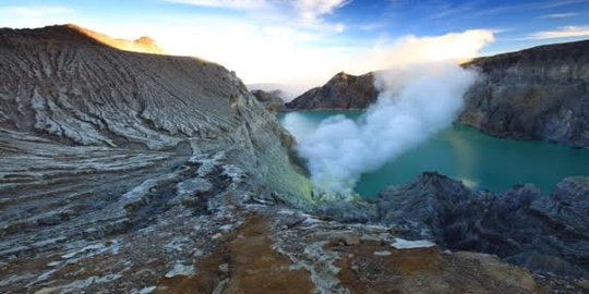 Kawah Ijen semburkan gas beracun, jalur pendakian ditutup