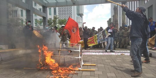 Protes pembangunan Tol Serpong-Cinere, pendemo bakar keranda