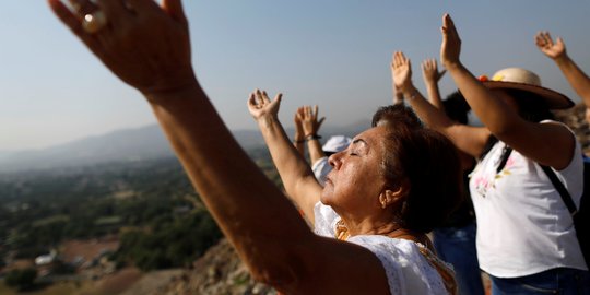 Cara orang Meksiko menikmati Equinox di Piramida Matahari
