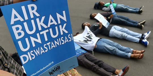 Aksi aktivis Walhi peringati Hari Air Sedunia di depan Istana