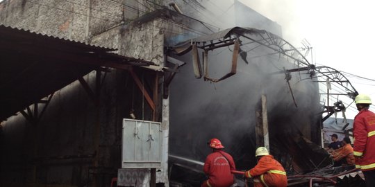 Diduga karena kompor gas, rumah di Depok Jaya terbakar