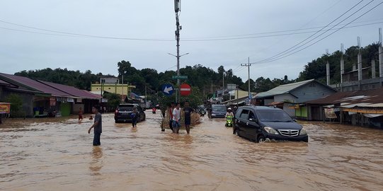 Banjir dua kecamatan di Mamuju, satu polisi luka parah saat tolong warga