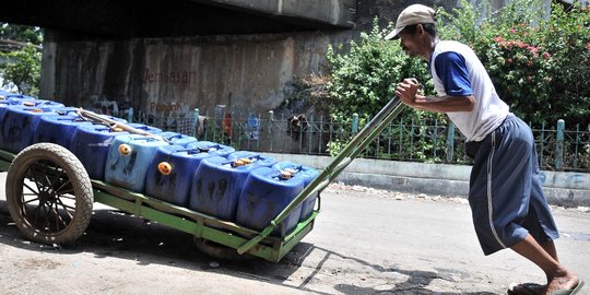 Pemasangan PAM mahal, air bersih eceran jadi harapan warga pesisir Jakarta