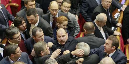 ukraina hampir rutin tawuran saat sidang rev1