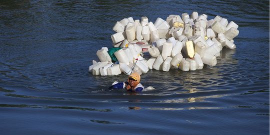 Perjuangan wanita di Sulawesi Barat arungi sungai demi air bersih