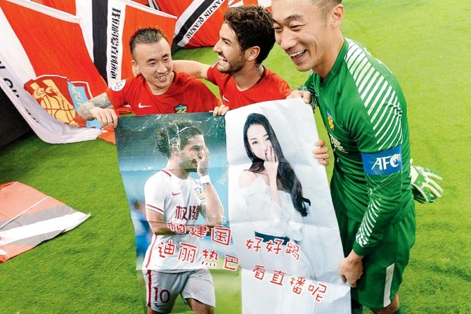 pesepakbola alexandre pato membawa poster dilraba dilmurat