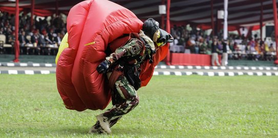 Aksi terjun payung personil Kopassus dalam Sertijab Danjen Kopassus
