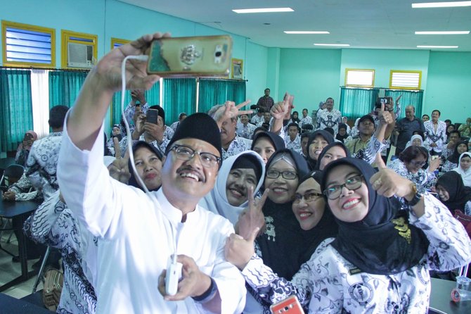 gus ipul menghadiri persatuan guru republik indonesia pgri surabaya