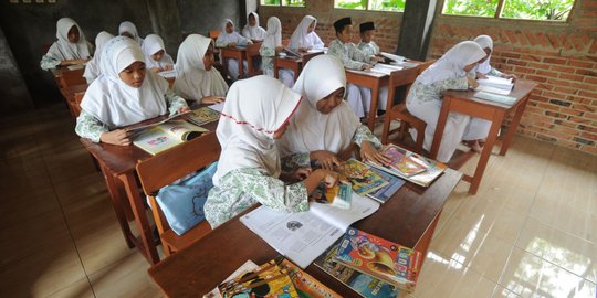 Antusiasme murid madrasah di Bogor belajar dengan buku bekas