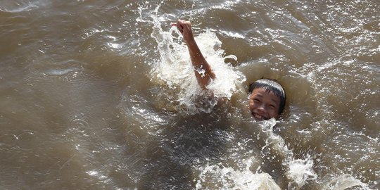 Sewa kolam mahal, anak-anak ini pilih berenang di Kanal Banjir Barat