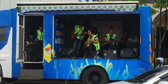 Hibur pengendara terjebak macet, polisi suguhkan live music di jalur Puncak