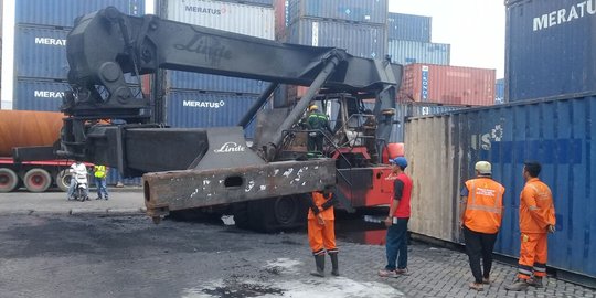Crane di Pelabuhan Tanjung Priok terbakar