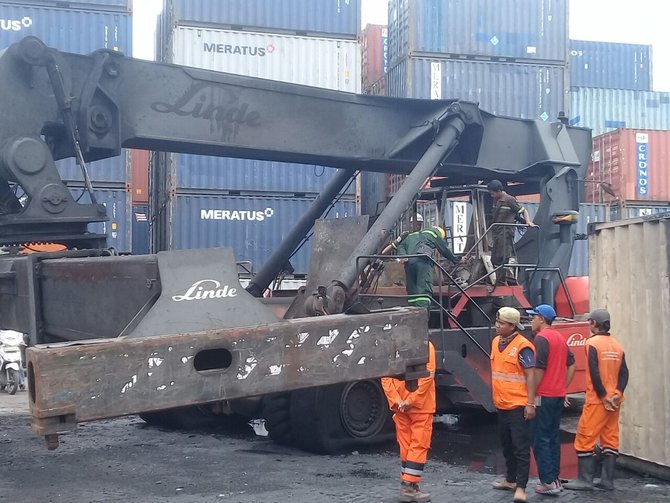 crane di pelabuhan tanjung priok terbakar