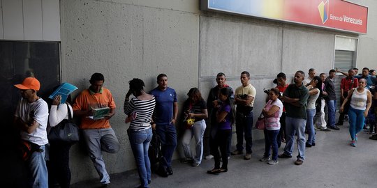 Warga serbu ATM di tengah keterpurukan Venezuela