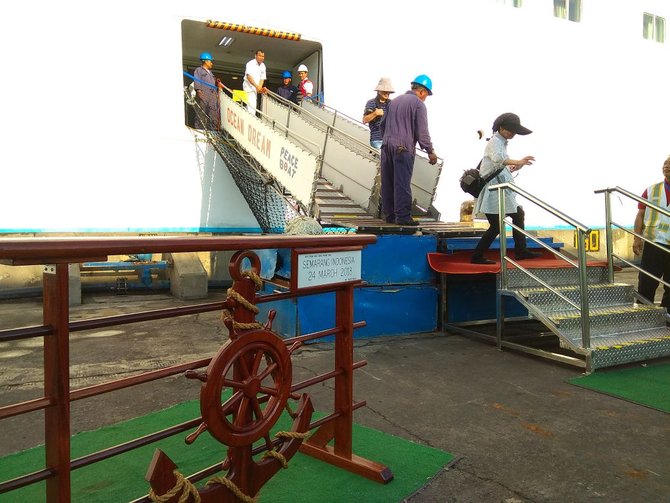 kapal pesiar ocean dream berlabuh di pelabuhan tanjung emas semarang