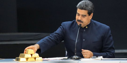 Di tengah krisis parah, Maduro pamer emas batangan di hadapan para menteri