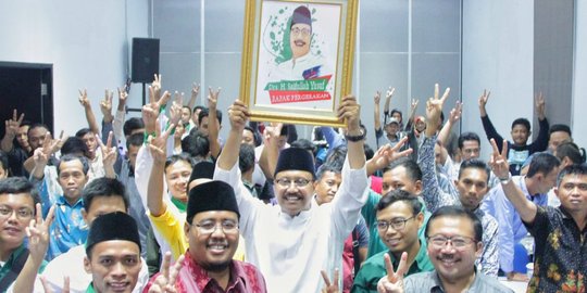 Datangi deklarasi dukungan, Gus Ipul dapat hadiah karikatur bersongkok