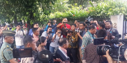 Semobil dengan Puan Maharani, Wapres JK melayat ke rumah duka Probosutedjo