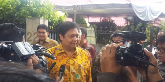 Ini reaksi Airlangga soal dugaan aliran dana ke Golkar dari korupsi e-KTP & Bakamla