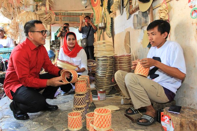 puti guntur di sentra kerajinan bambu di desa gintangan