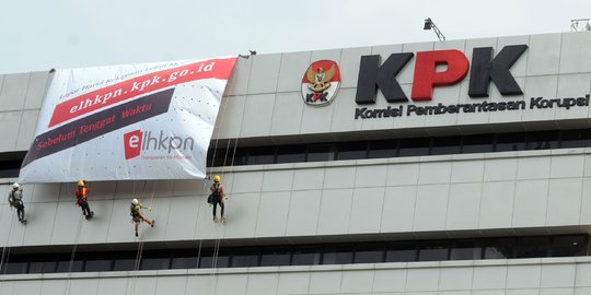 Aksi aktivis bentangkan spanduk raksasa di Gedung KPK