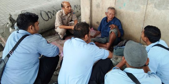 Mbah Ramun, seorang veteran usia 101 tahun kini hidup memulung di Jakarta