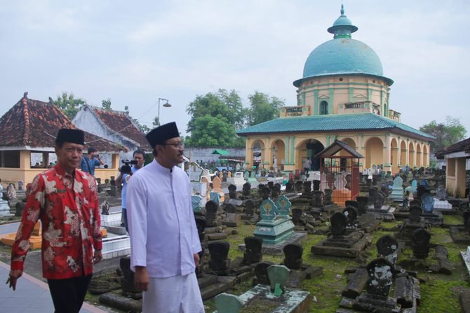 gus ipul ziarah ke makam raja raja di asta tinggi sumenep