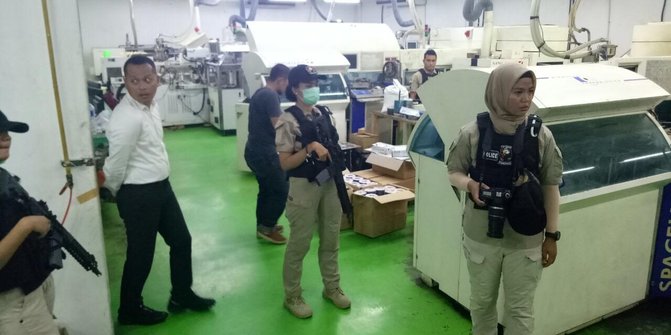 Polisi gerebek gudang DVD bajakan di Tangsel, sehari produksi 10.000 keping