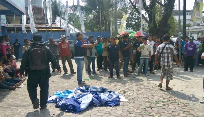 relawan jr saragih ance demo kantor demokrat sumut