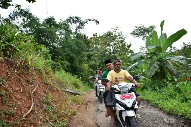 kang emil kunjungi korban longsor di kuningan