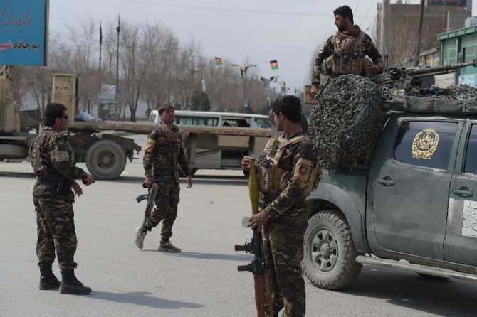 tentara menjaga lokasi ledakan di kabul