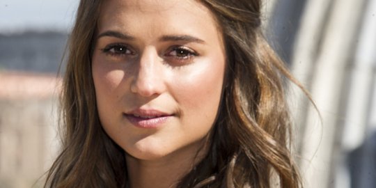 Rahasia kulit mulus Alicia Vikander adalah balm dari militer Swedia