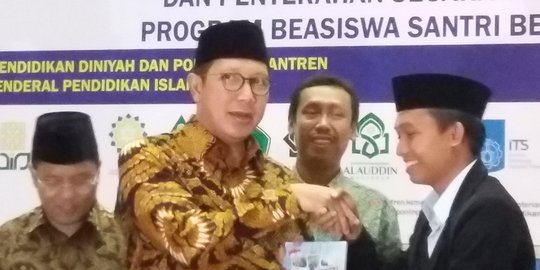 Menag bagikan beasiswa ke 290 santri berprestasi