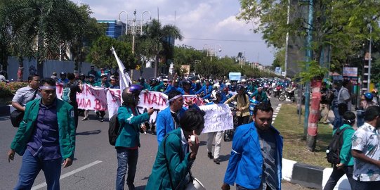 Kecewa kenaikan harga BBM di era Jokowi, mahasiswa di Aceh gembok kantor Pertamina