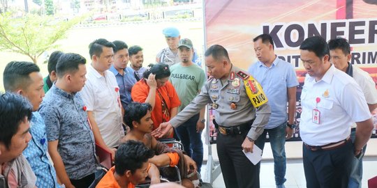 Tak tahu barang hasil curian suami, Dewi ditangkap polisi saat main HP