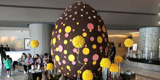 Penampakan telur Paskah raksasa seberat 80 kg di Dubai