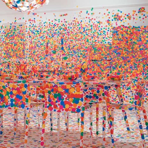 obliteration room karya yayoi kusama di auckland art gallery