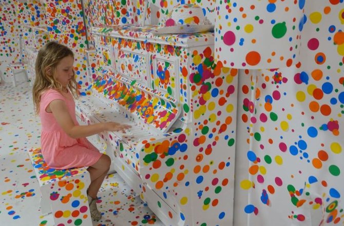obliteration room karya yayoi kusama di auckland art gallery